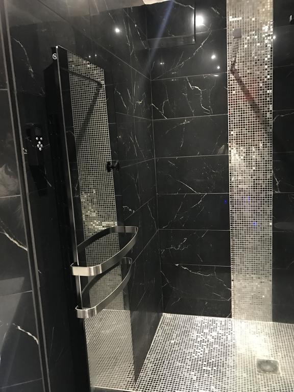 Le Cabaret Vip Spa Lyon Exterior foto
